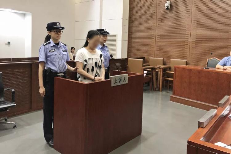 女子抢公交方向盘致撞车，失去落户上海资格！终审获刑三年六个月