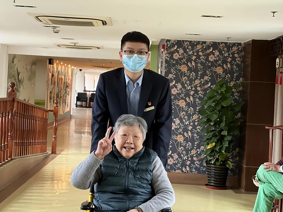 这个年轻帅哥成为上海首个作为重点引进人才落户的养老护理员