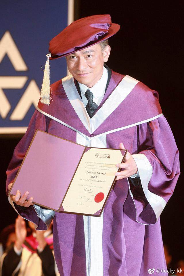 56岁刘德华居然是高中毕业，阔别38年荣获博士文凭