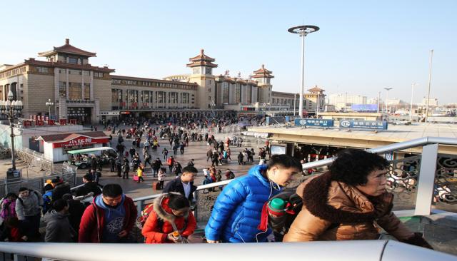 「财经24小时」中国城市落户限制将放开，超大城市除外