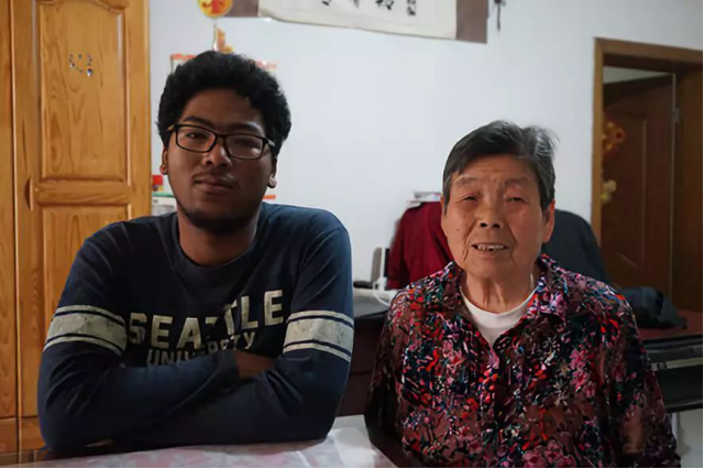 20年前被中国奶奶收养的黑人弃婴，落户上海成汉族人，如今怎样