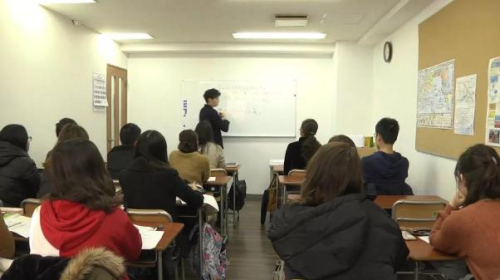 学生们在上日语课。(日本《新华侨报》)