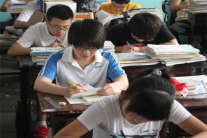 中国留学生在国外真的“吃香”吗？外国教授评价：“糟糕透顶”