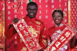 非洲留学生在中国相爱，婚礼采用全中式，网友看到结婚照笑坏了