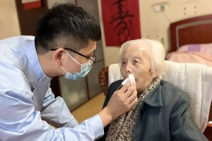 26岁养老护理员，作为上海重点人才落户！每天为老人翻身、喂饭、换纸尿裤，他说→
