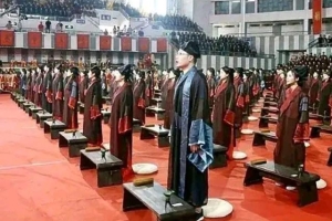 加拿大：中国女留学生穿汉服参加毕业典礼，惊艳全场！