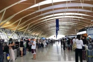上海浦东机场回应留学生排长队值机：已优化办理流程 不必提前