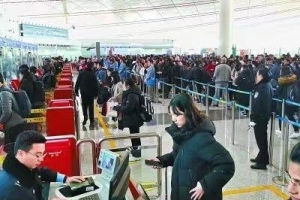 数万华侨紧急回国，机场难以招架，耍大牌惹怒网友：避难不是旅游