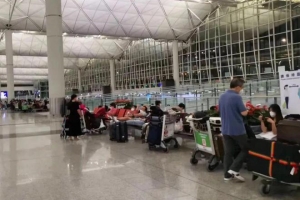 海外留学生的曲线回国路：中转香港回内地，遭遇通关“堵塞”｜深度报道